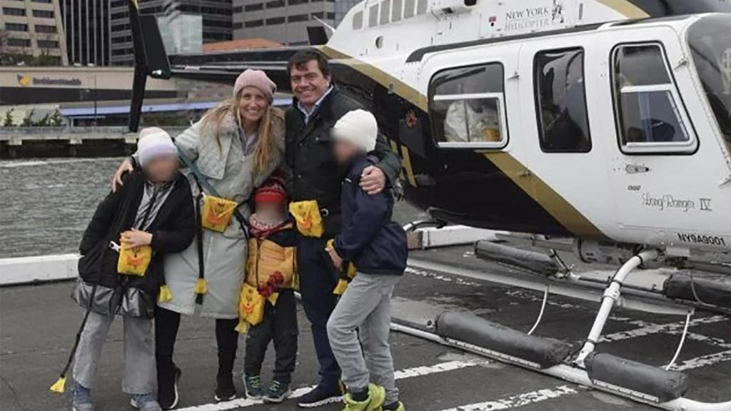 Agustín Escobar Cañadas, Mercè Camprubí Montal y sus tres hijos, antes de subirse al helicóptero