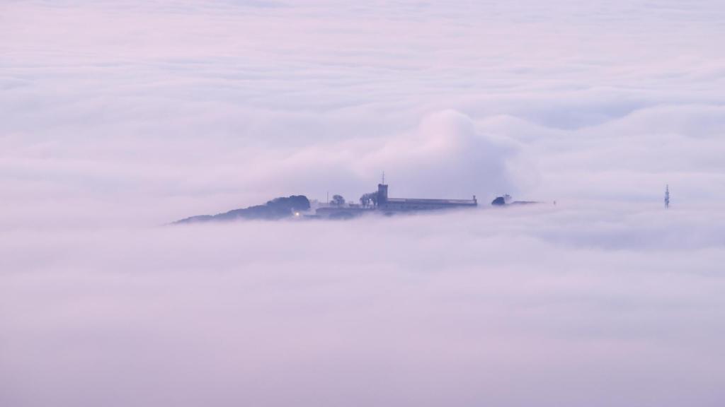 Espessa boira sobre la ciutat de Barcelona