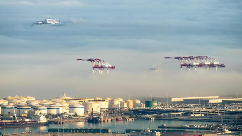 Boira al port i sobre el Mar Mediterrani