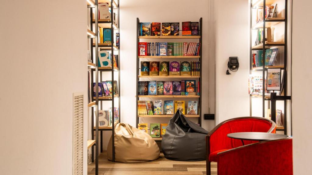 Una estantería de la Llibreria Byron