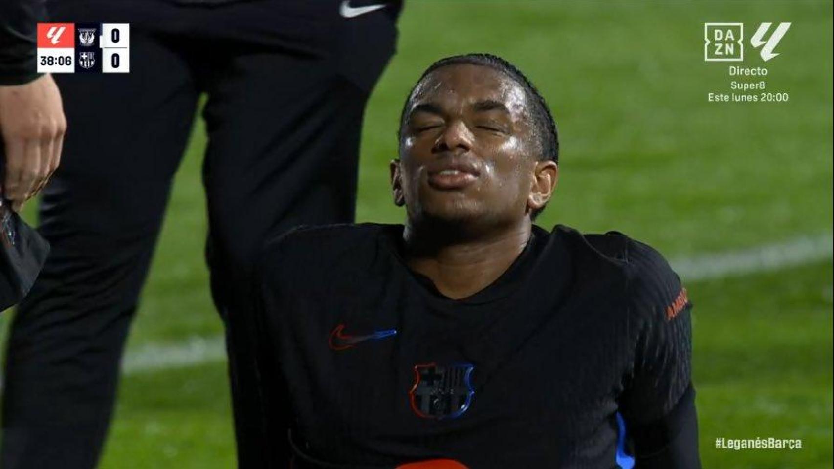 Alejandro Balde se lamenta tras lesionarse en el partido Leganés-Barça