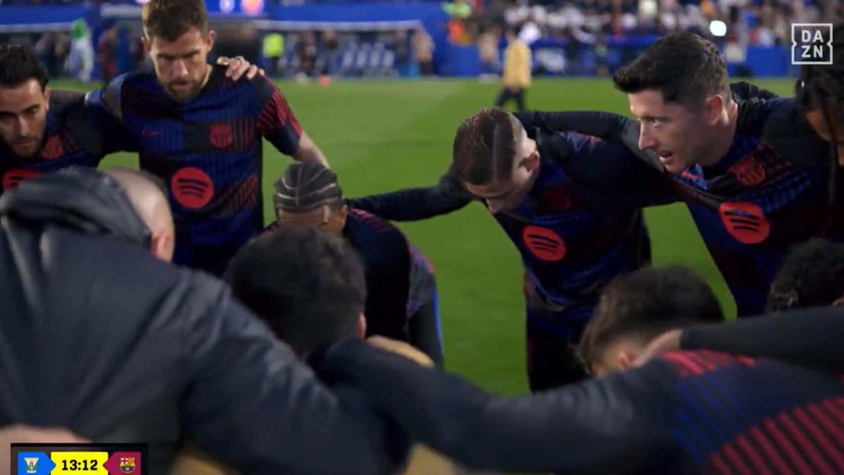 Los jugadores del Barça hacen piña para escuchar la arenga de Pepe Conde antes del partido contra el Leganés
