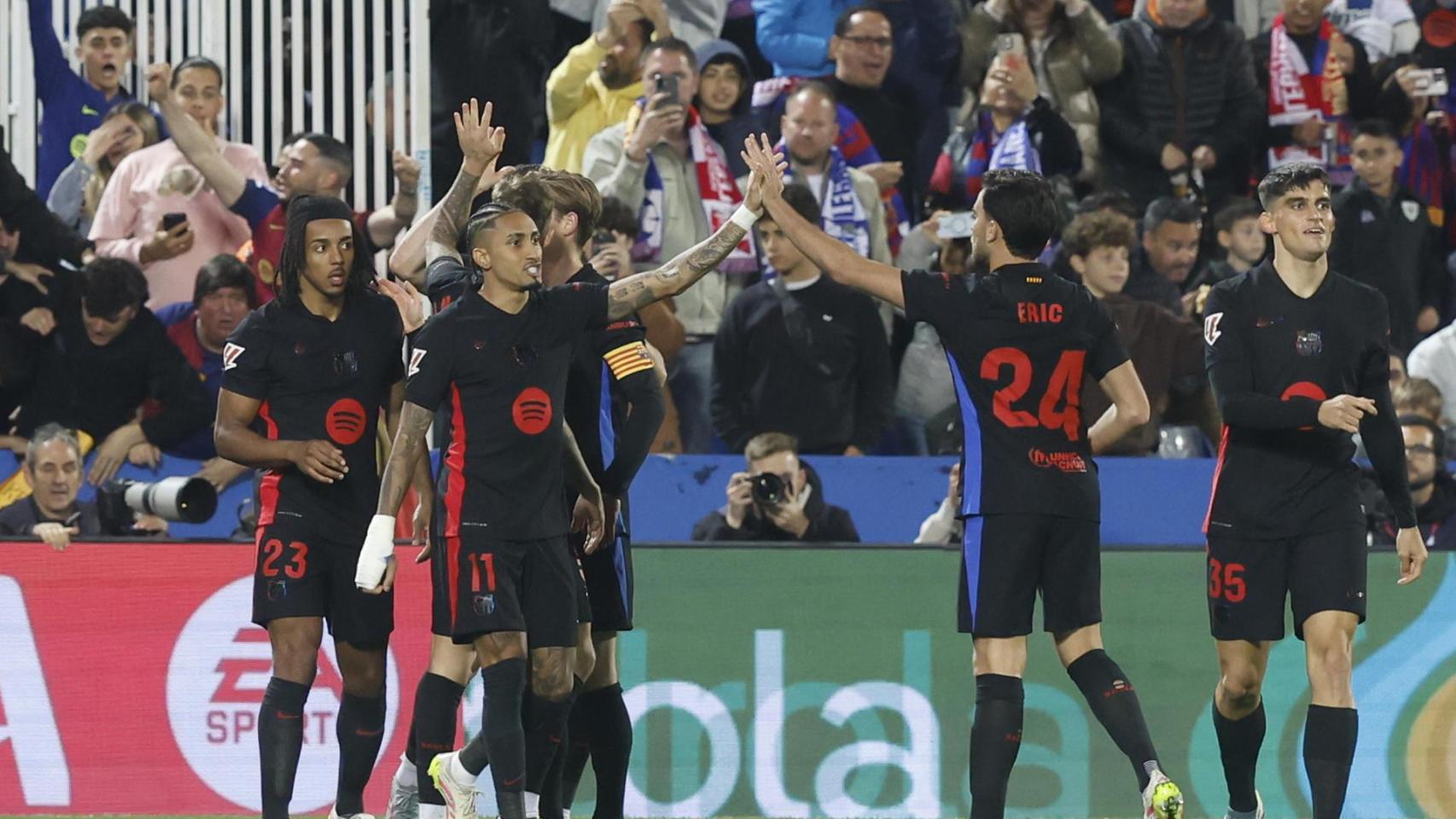 Los jugadores del Barça celebran el autogol de Jorge Sáenz