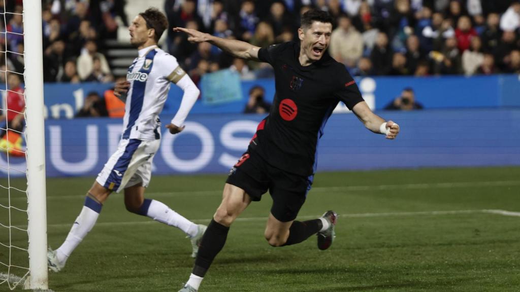 Lewandowski celebra el primer gol del Barça