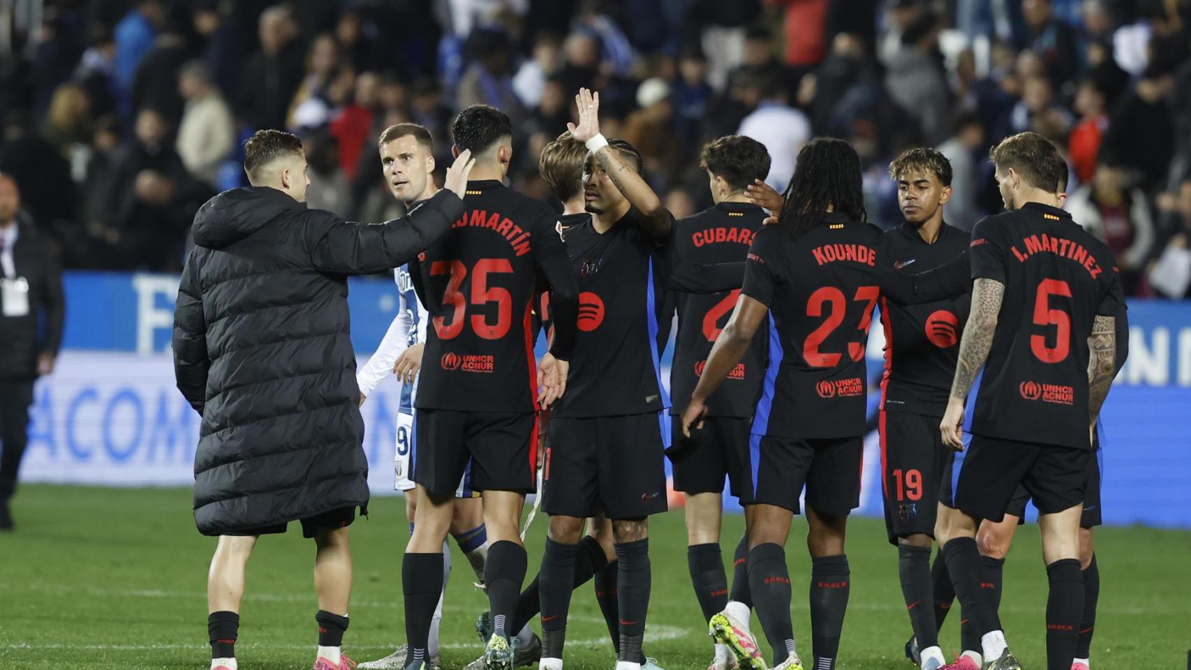 Los futbolistas del Barça celebran su victoria en Leganés