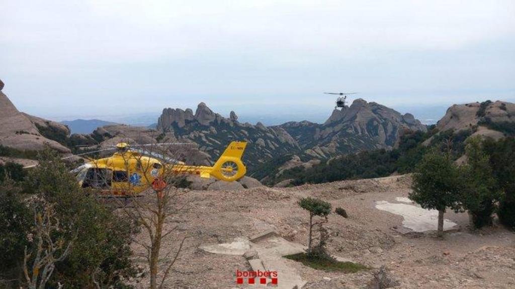 Helicóptero de los servicios de emergencia en la montaña de Montserrat