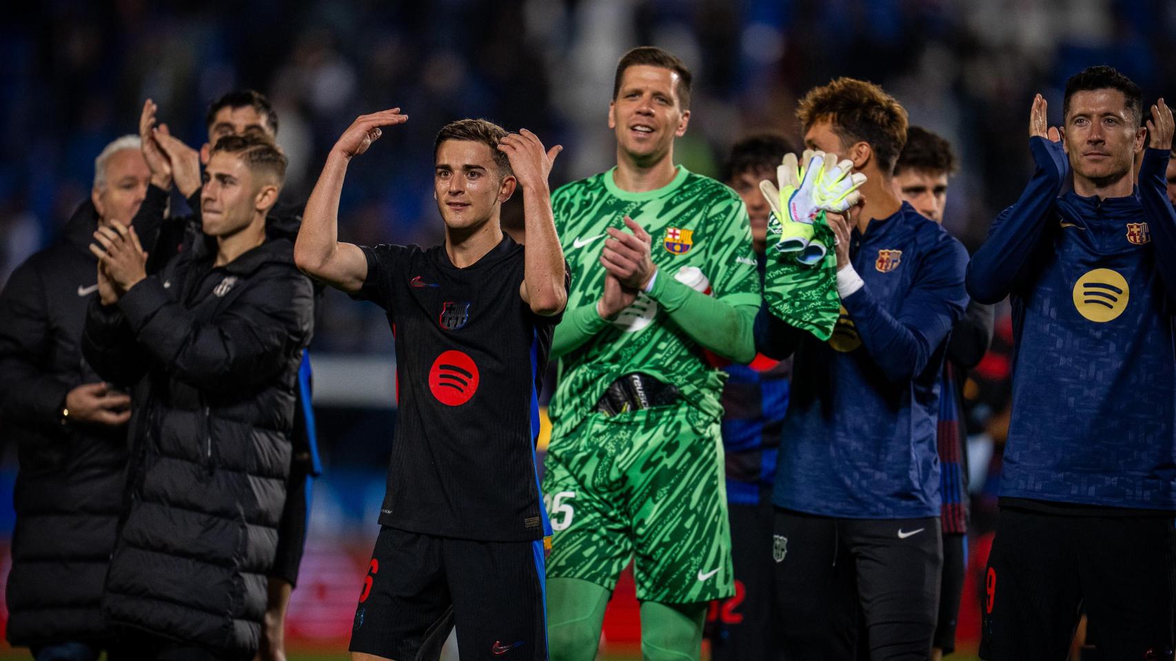 Los jugadores del Barça aplauden a la afición culé en Butarque después de vencer al Leganés