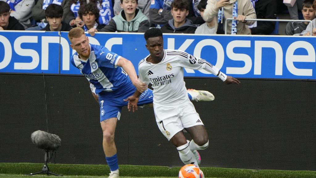 Vinicius Jr, agarrado por Carlos Vicente durante el Alavés-Real Madrid de Liga