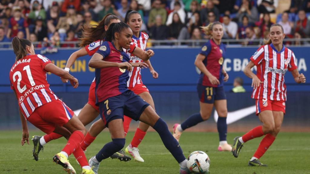 Salma Paralluelo, rodeada de jugadoras del Atlético