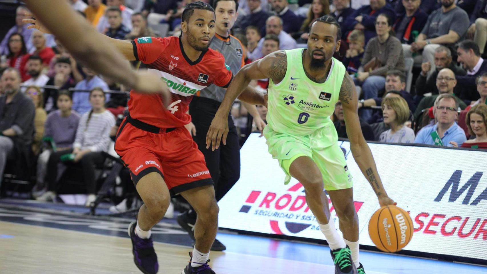 Kevin Punter conduce el balón en el Granada-Barça de basket de Liga ACB