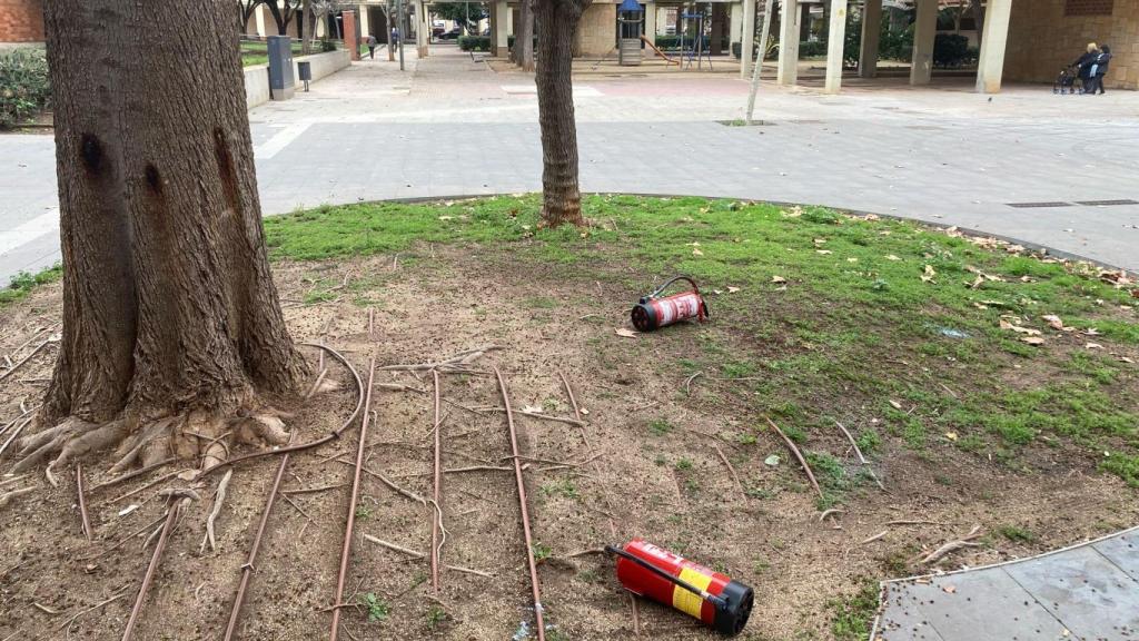 Els extintors repartits pel sòl al barri de Can Palmer a Viladecans