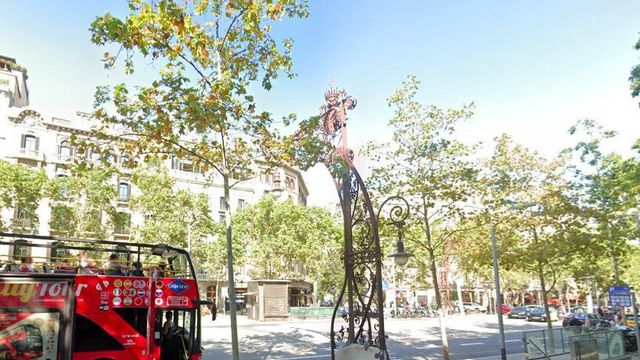 El mito de las banco-farolas de Passeig de Gràcia que supuestamente eran calefaccionadas con carbón en invierno