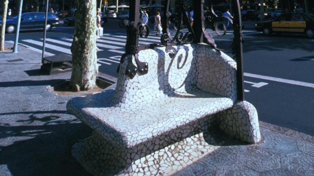 Los bancos-farola de paseo de Gràcia en Barcelona