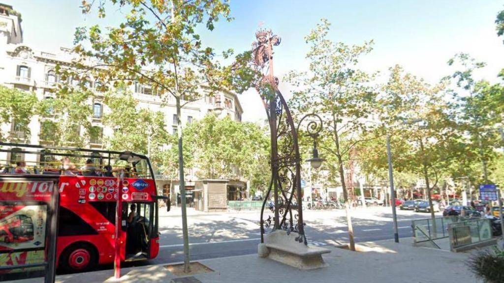 El mito de las banco-farolas de Passeig de Gràcia que supuestamente eran calefaccionadas con carbón en invierno