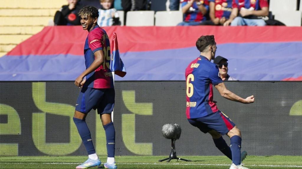 Lamine Yamal y Gavi celebran un gol en Montjuïc