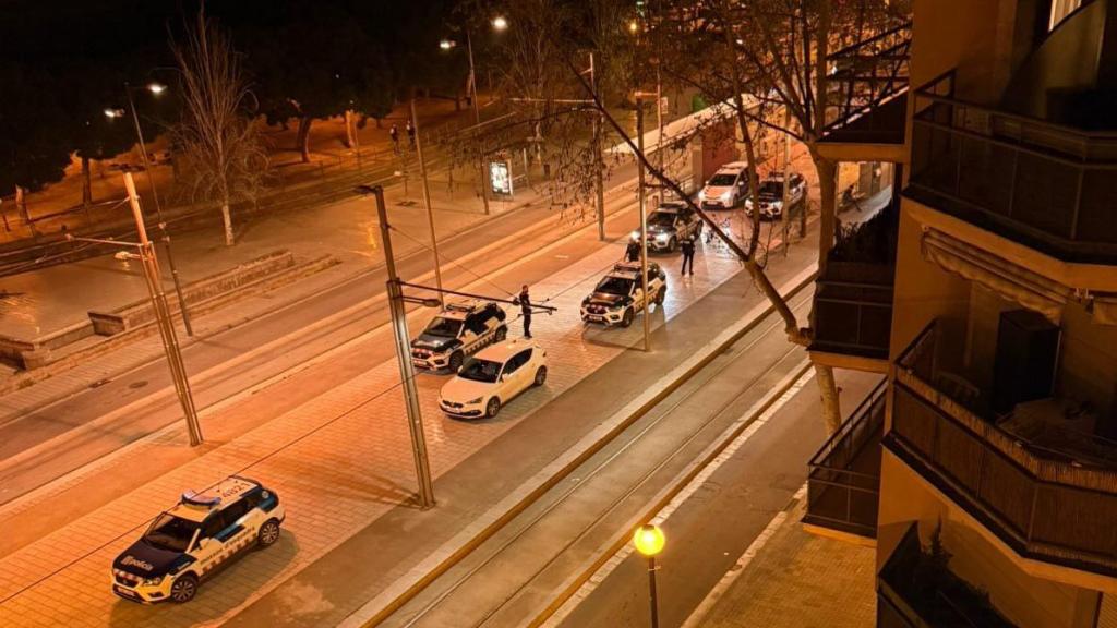 Un hombre amenaza a unos turistas con un martillo en Sant Adrià de Besòs