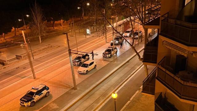 Un hombre amenaza a unos turistas con un martillo en Sant Adrià de Besòs