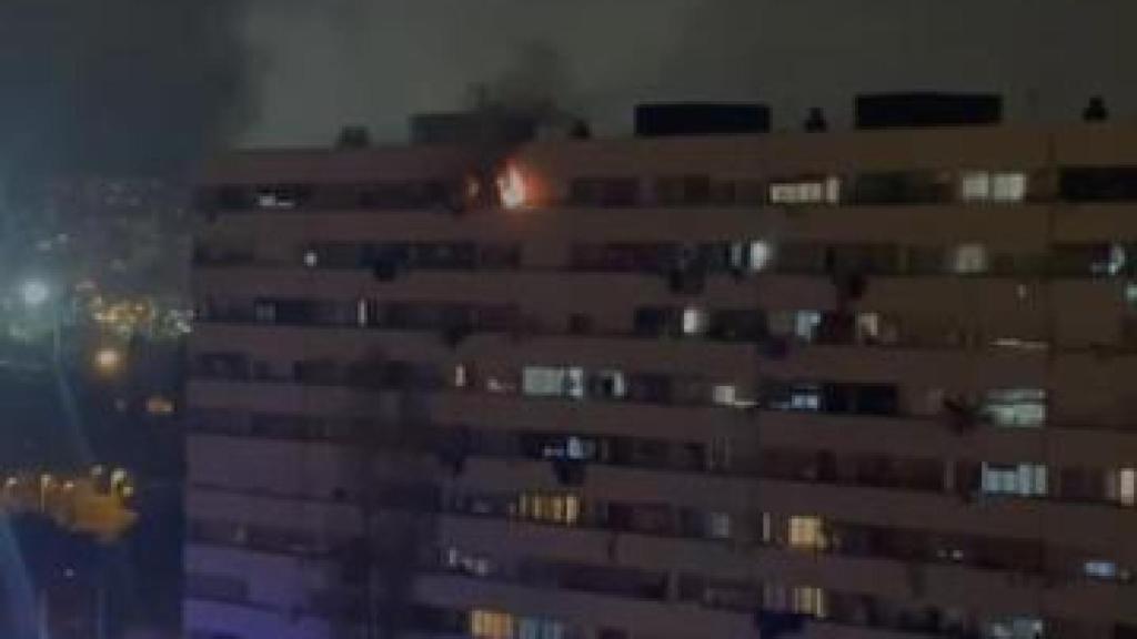 Incendio en un décima planta de una vivienda en el barrio de La Mina en Sant Adrià