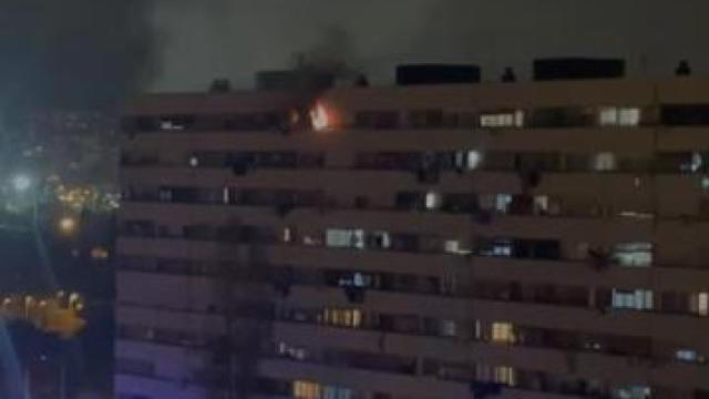 Incendio en un décima planta de una vivienda en el barrio de La Mina en Sant Adrià