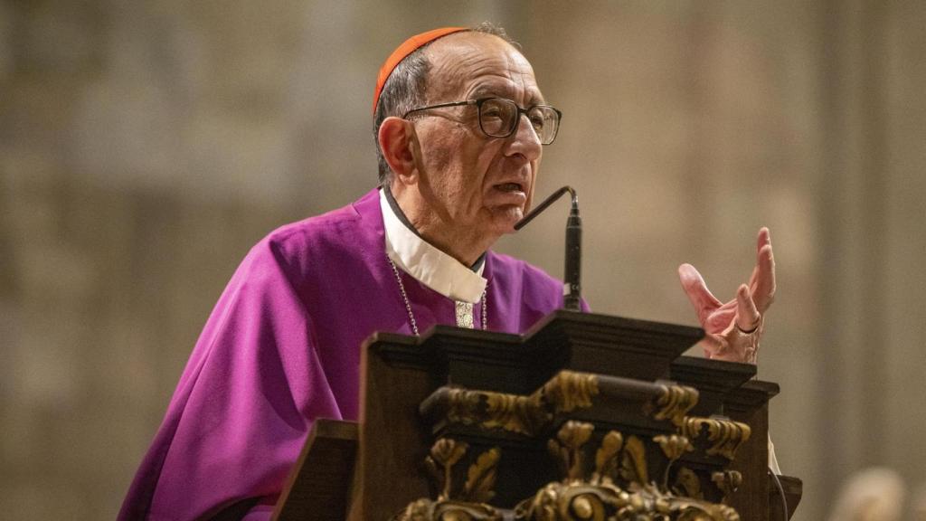 El arzobispo de Barcelona, Juan José Omella, interviene durante la misa del Santo Cristo de la Sangre