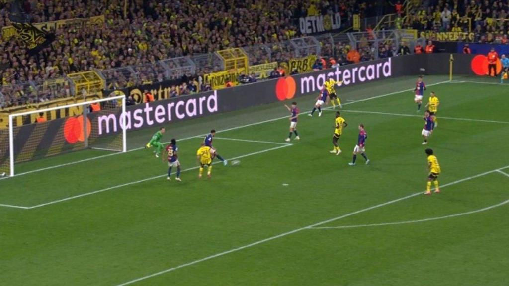 El pèssim refús de Ronald Araujo davant el Borussia Dortmund (1)