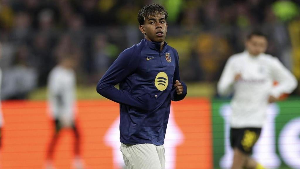 Lamine Yamal calienta antes de jugar contra el Dortmund