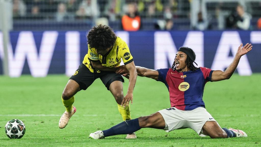 Koundé intenta frenar a Adeyemi