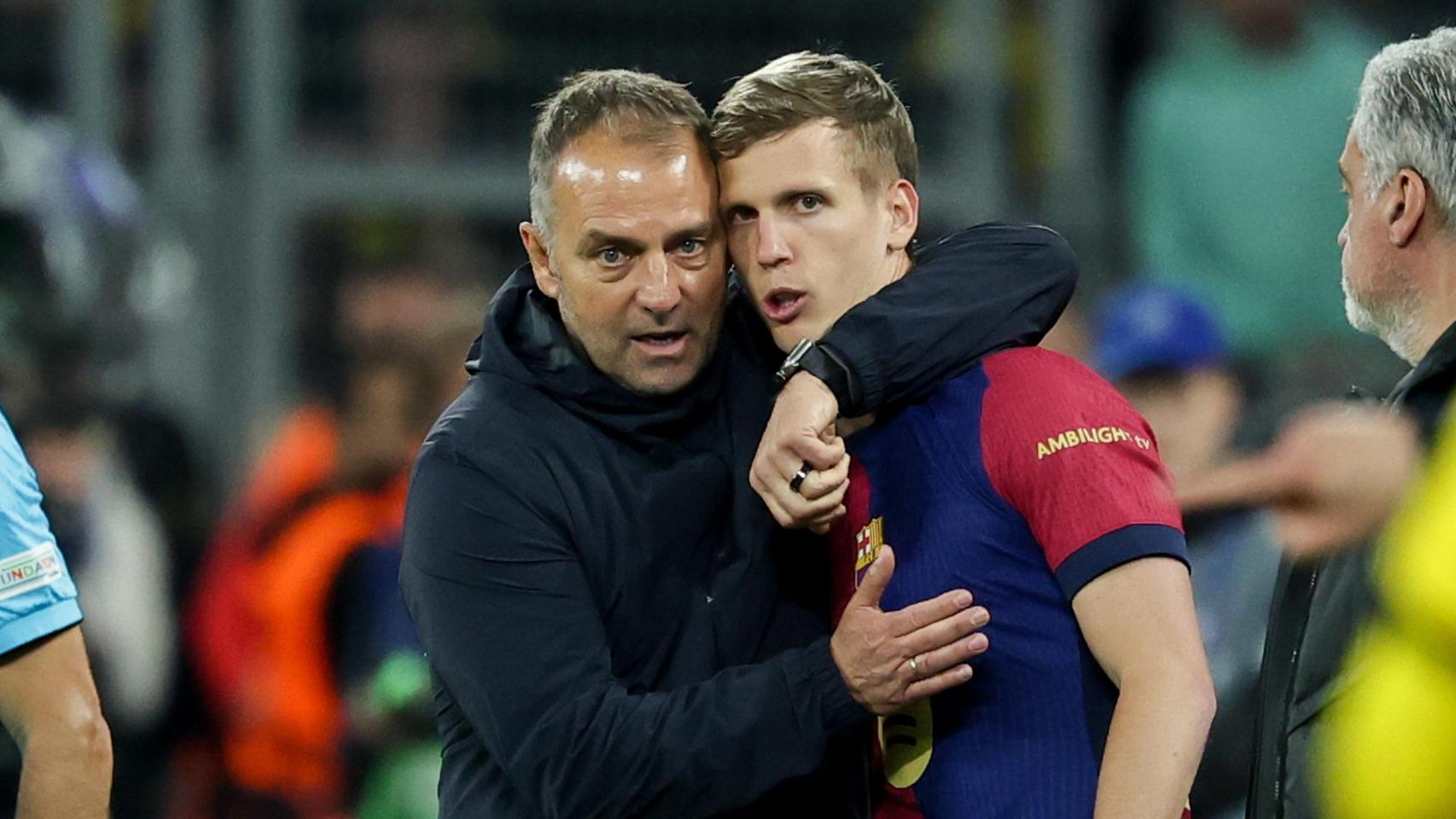 Hansi Flick abraza a Dani Olmo antes de salir a jugar