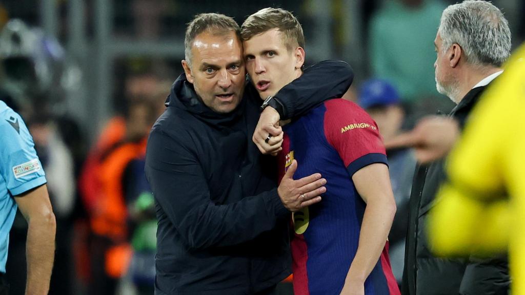 Hansi Flick abraza a Dani Olmo antes de salir a jugar