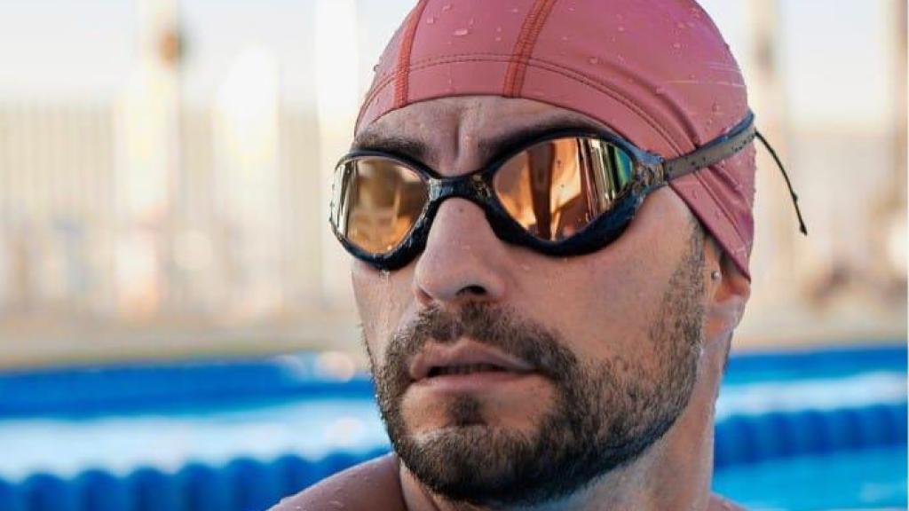 Alberto Lorente en una piscina en una imatge d'arxiu