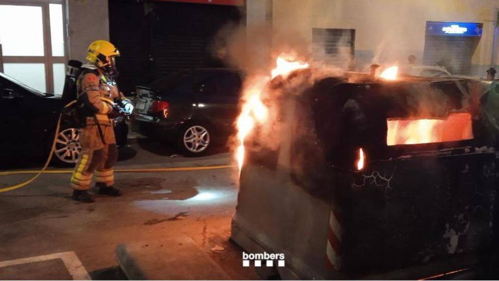 Los bomberos apagar el fuego de un contenedor de Mataró