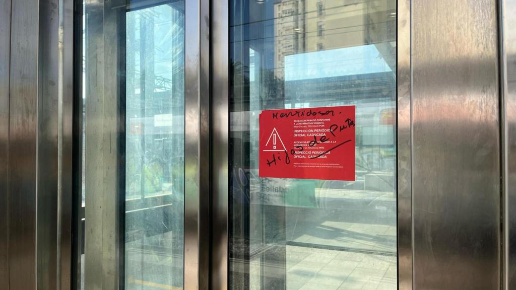 Pintadas en el ascensor fuera de servicio de la estación de Rodalies de L’Hospitalet