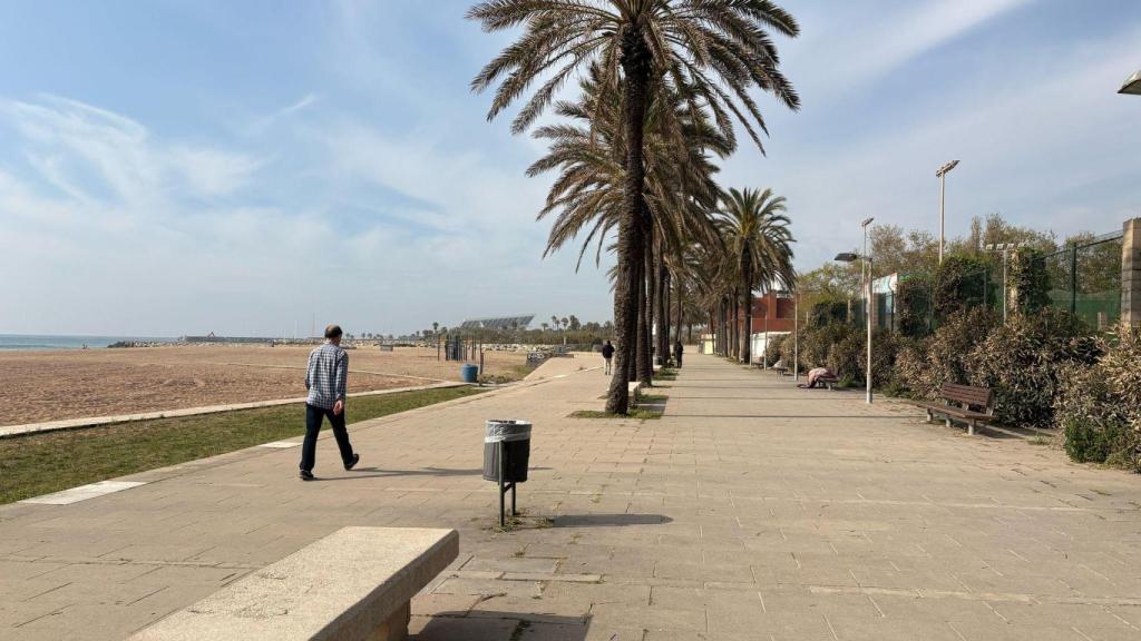 La playa contaminada de Sant Adrià de Besòs resurge: vuelve el baño y el deporte