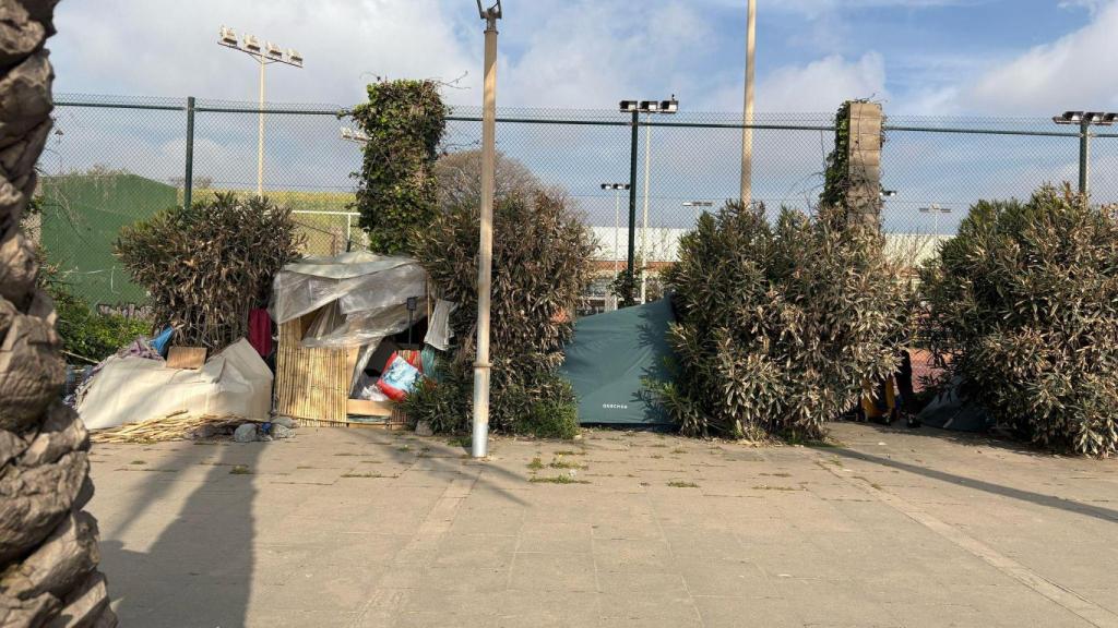 Campament de sintecho a la platja del Litoral de Sant Adrià