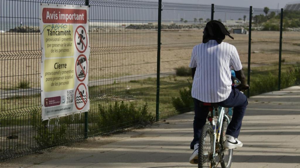 Tanca d'advertència a la platja del Litoral de Sant Adrià