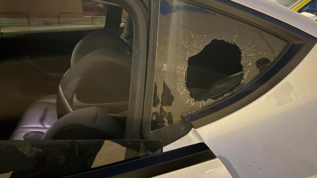 El cotxe destrossat pel lladre a Badalona