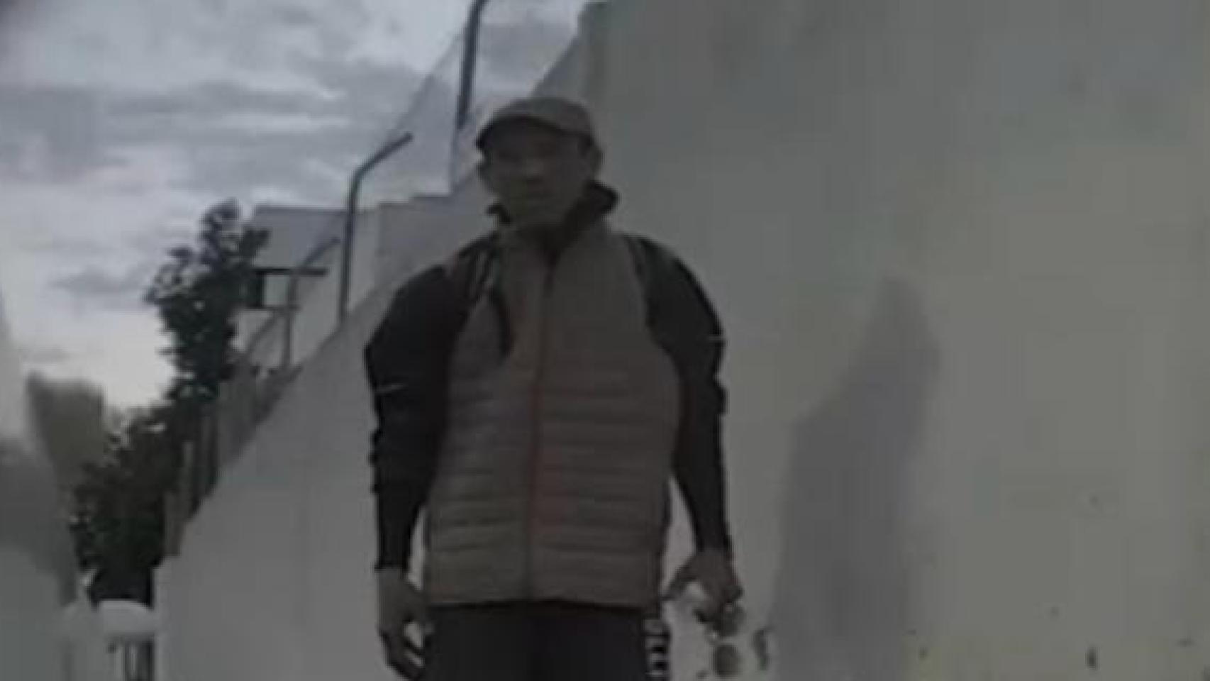 VÍDEO: Un ladrón destroza de una pedrada el cristal de un coche  en Badalona