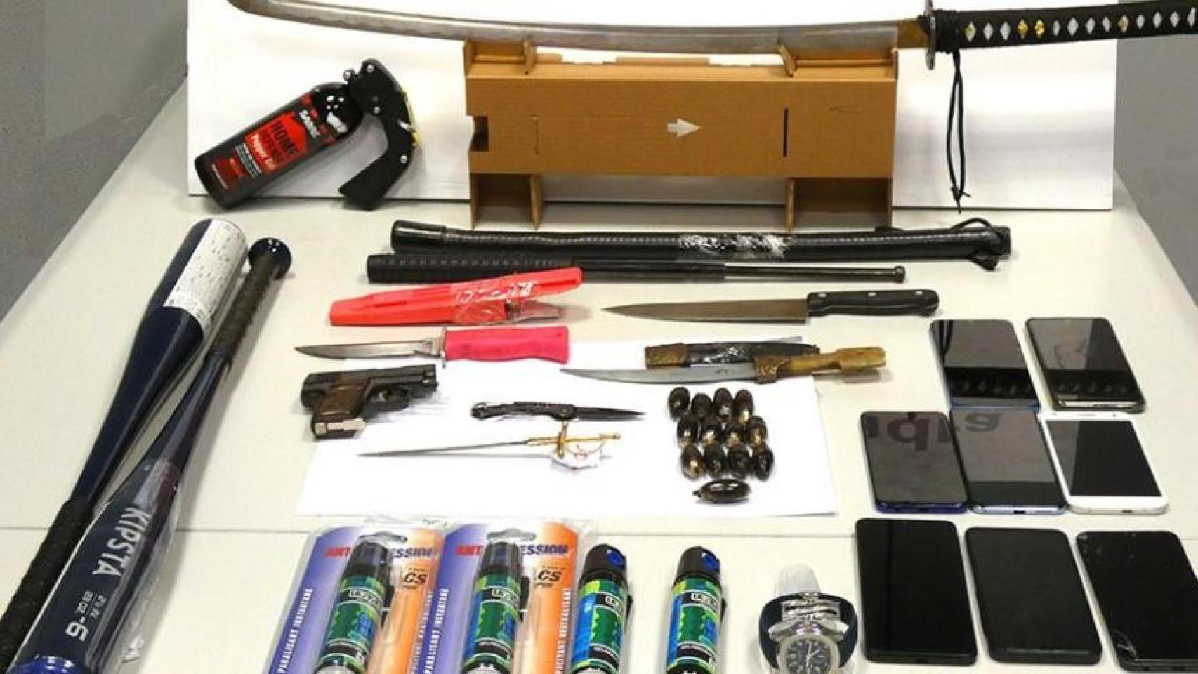 Objetos y armas incautados tras la detención de los participantes en una pelea multitudinaria