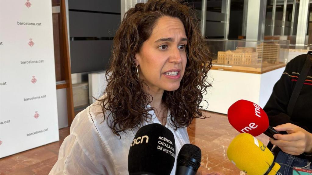 Marta Villanueva durant una atenció als mitjans de comunicació