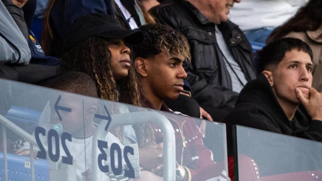 Lamine Yamal, junto a su madre y su hermano, en el Estadi Johan Cruyff para ver un partido del Barça Femenino