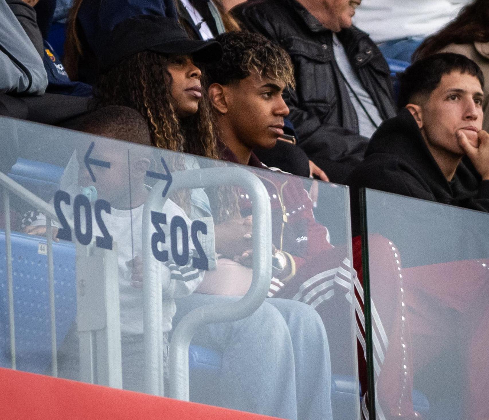 Lamine Yamal, junto a su madre y su hermano, en el Estadi Johan Cruyff para ver un partido del Barça Femenino