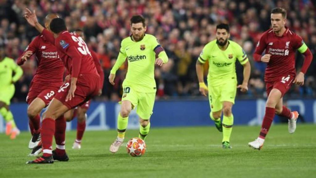 Messi, rodeado de jugadores del Liverpool, en Anfield