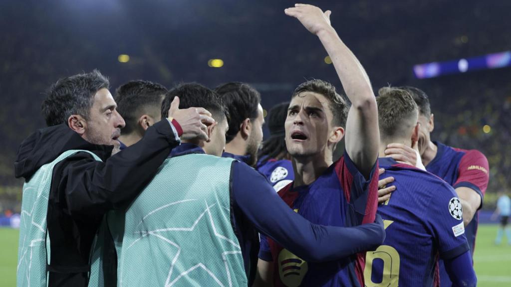 El Barça celebra el gol en propia del Borussia Dortmund en los cuartos de final de la Champions