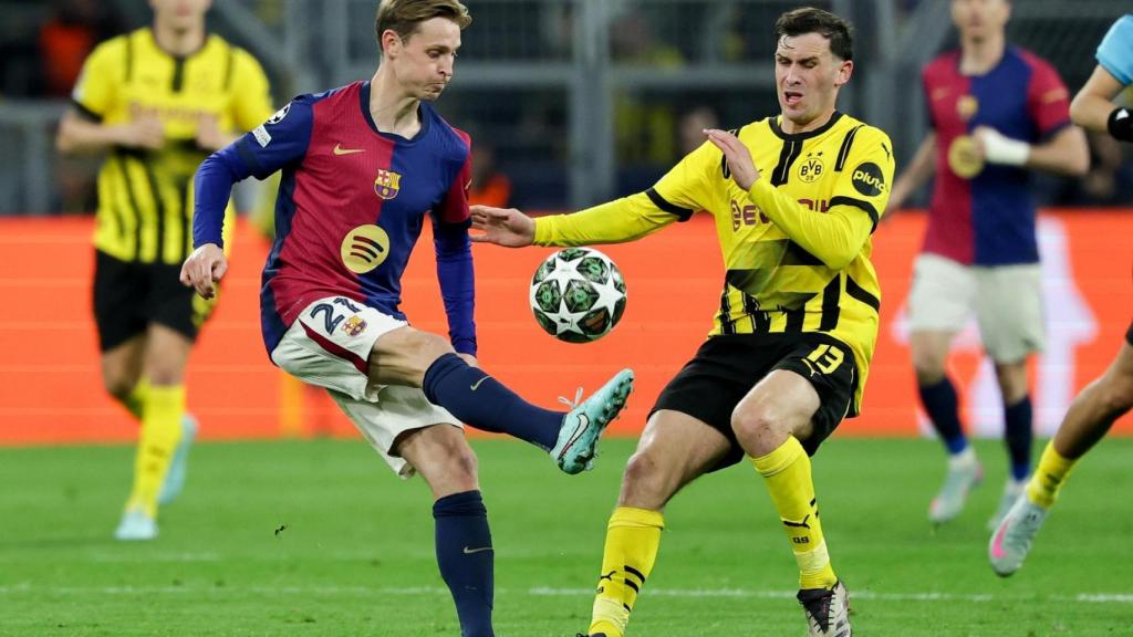 Frenkie de Jong disputa un balón contra el Borussia