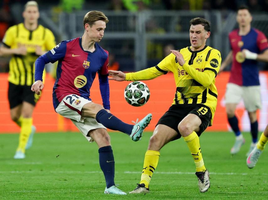 Frenkie de Jong disputa un balón contra el Borussia