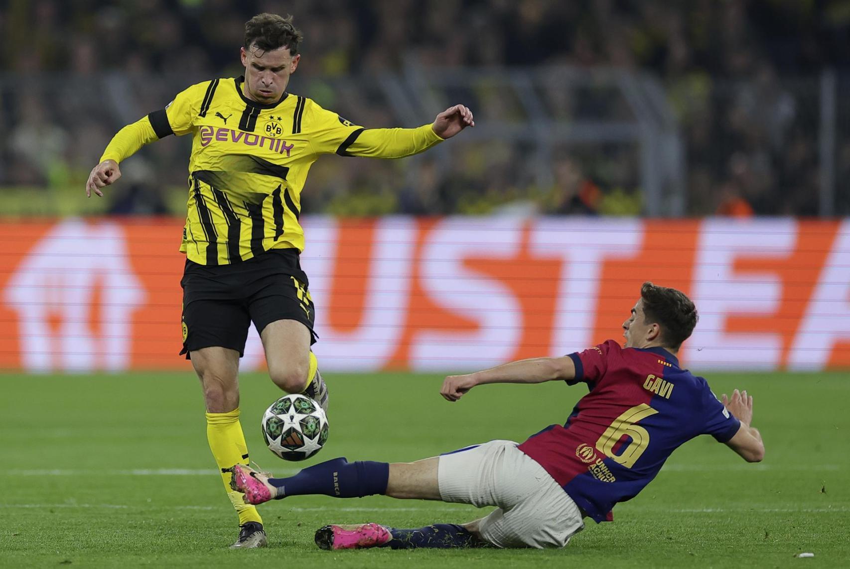 Gavi hace una segada para robarle la pelota a un jugador del Borussia