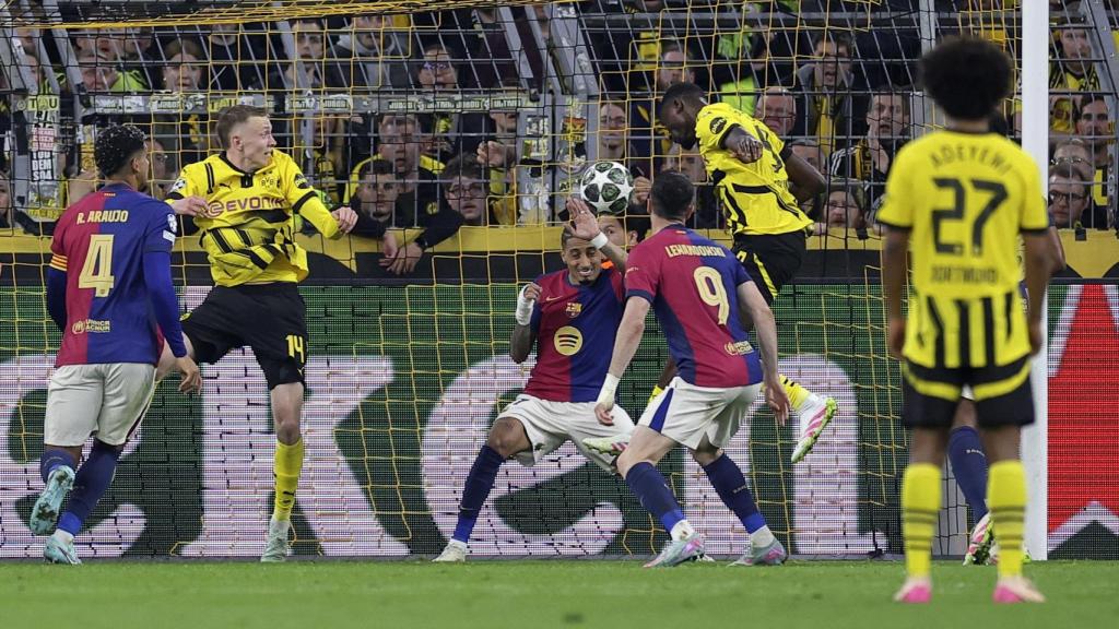 Serhou Guirassy marca uno de sus tres goles en el Borussia Dortmund-Barça de Champions League