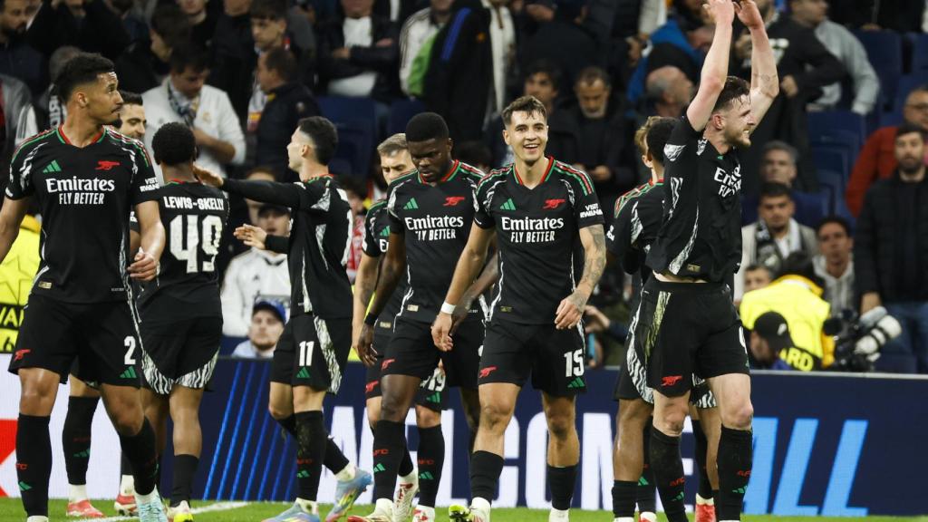 El Arsenal celebra el gol de la victoria contra el Real Madrid en el Santiago Bernabéu