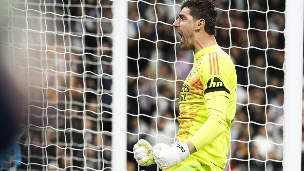 Thibaut Courtois celebra el penalti parado a Bukayo Saka en el Real Madrid-Arsenal de Champions League
