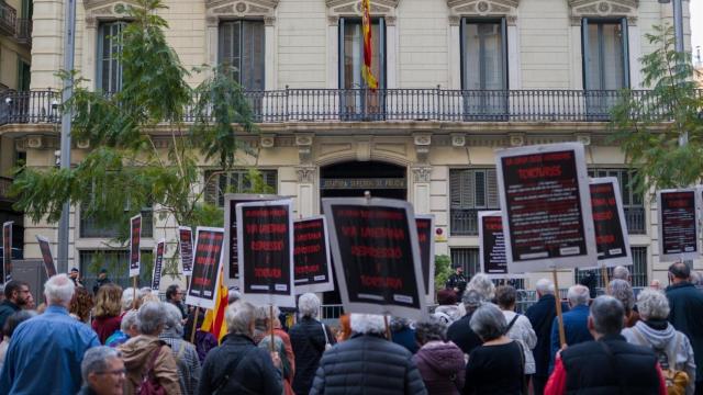 Manifestantes piden el traslado de la Jefatura de Policía de Via Laietana
